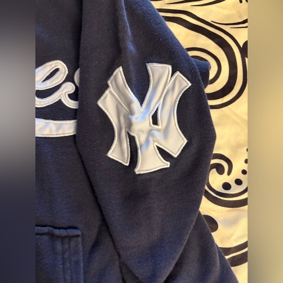Vintage rare majestic tag
Yankees embroidered 
Front & sleeve logo 
Comfortable - Picture 2 of 9